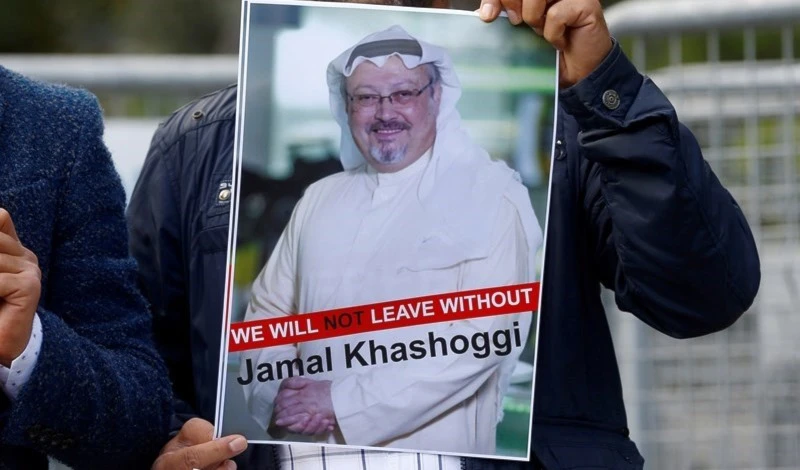 En el cartel, la imagen del periodista asesinado Jamal Khashoggi.