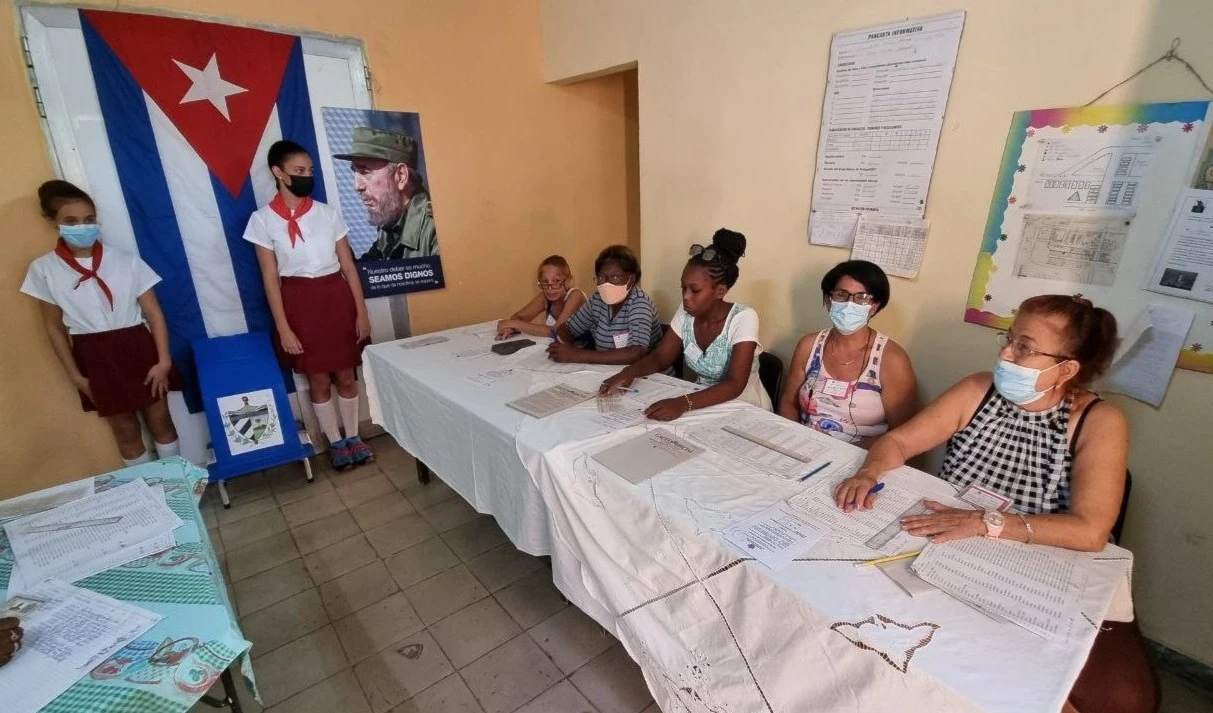 Extienden horario de votación para referendo en Cuba por las lluvias Extienden horario de votación para referendo en Cuba por las lluvias