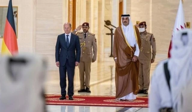 El emir de Qatar, Tamim bin Hamad Al Thani, recibe en Doha al canciller alemán Olaf Scholz.