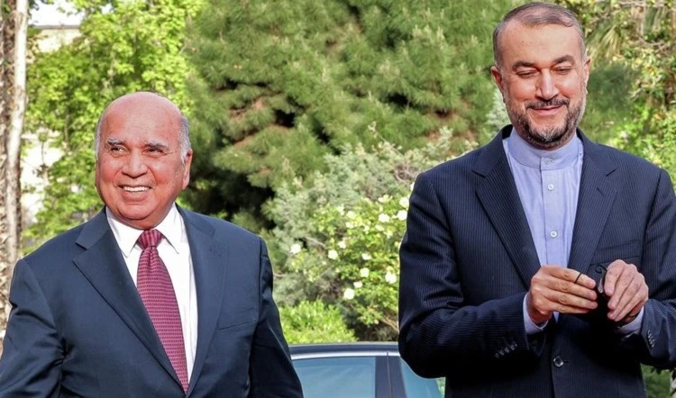 El canciller iraquí, Fouad Hussein (izquierda), y su homólogo iraní, Hussein Amier Abdullahian.