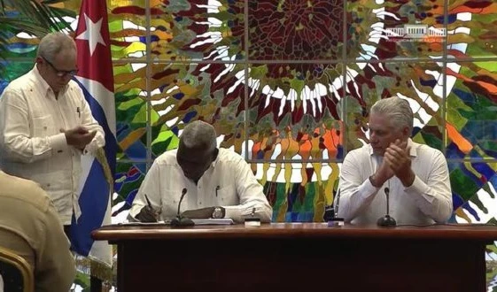 El presidente cubano Miguel Diaz-Canel y el presidente de Asamblea Nacional del Poder Popular, Esteban Lazo Hernández, firmaron y refrendaron la Ley del Código de las Familias.