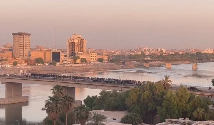 Iraq: En medio de caída de misiles, manifestantes intentan llegar a z