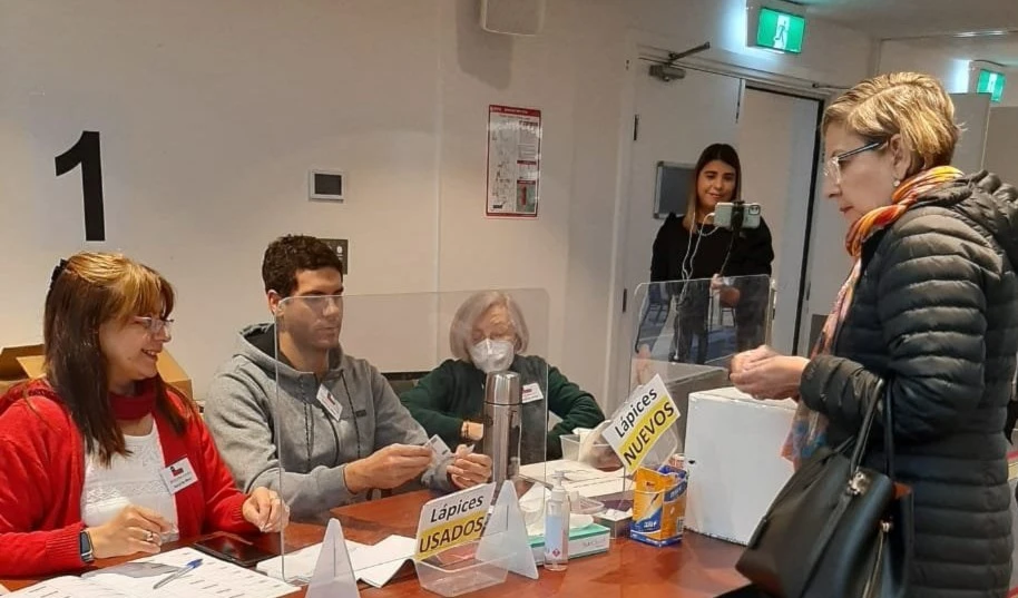 Chilenos en el extranjero concurren a votar para el plebiscito