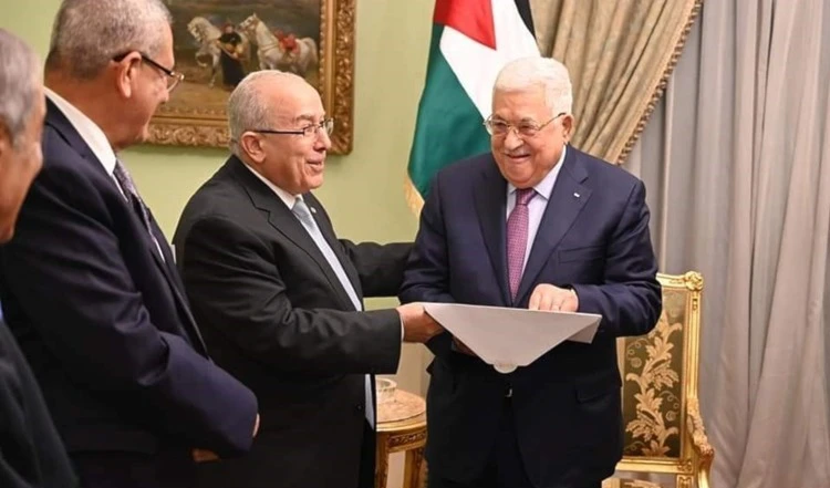 El canciller argelino Ramtane Lamamra hace entrega al presidente palestino, Mahmud Abbas, la invitación oficial a la Cumbre Árabe.