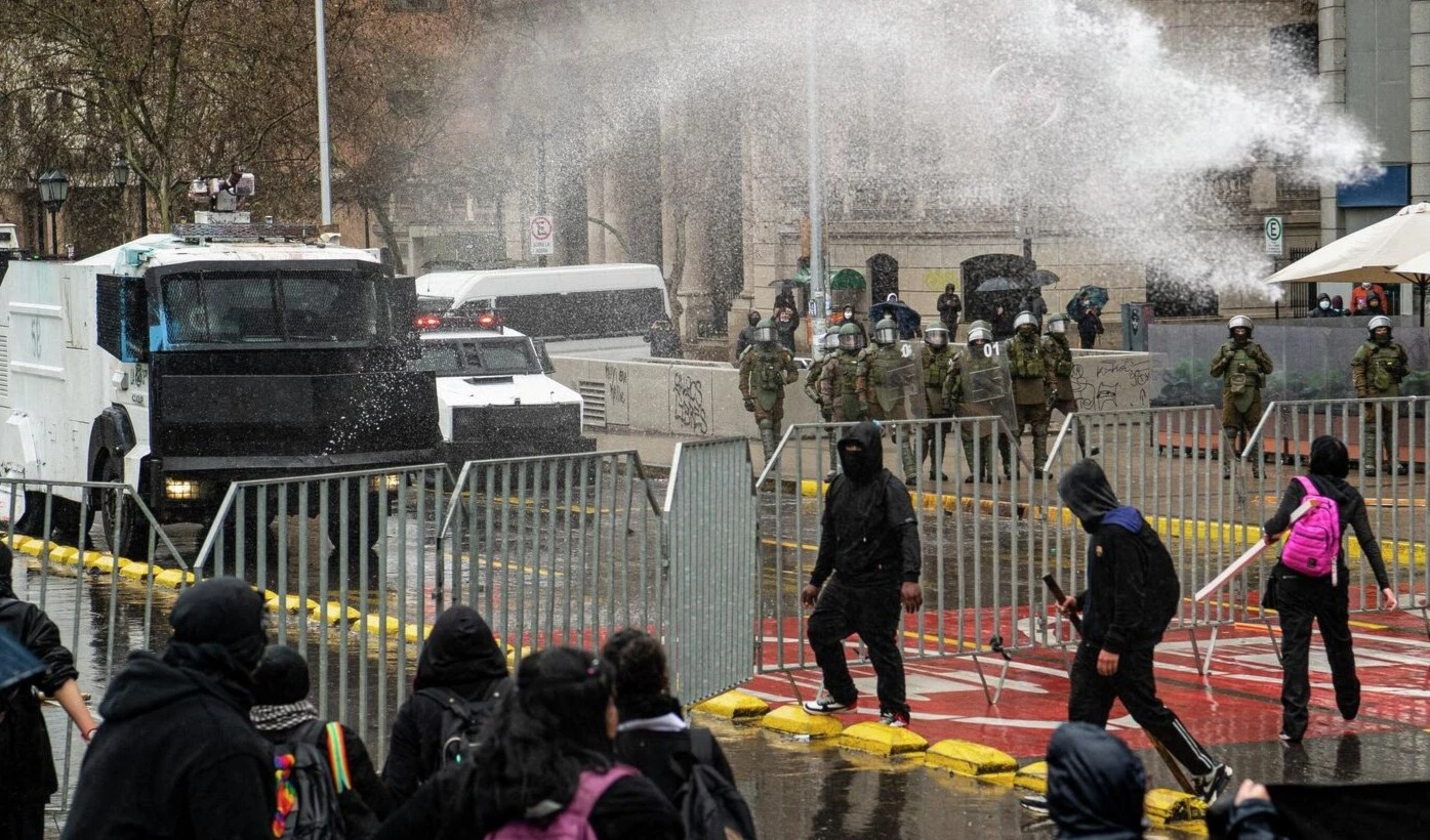 Los Carabineros usaron carros lanza agua y bombas lacrimógenas contra los asistentes a la movilización.