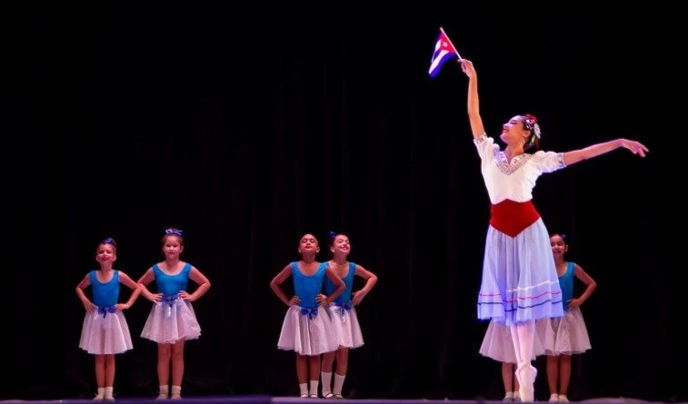 Celebran con danza 64 aniversario de Triunfo de Revolución en Cuba Celebran con danza 64 aniversario de Triunfo de Revolución en Cuba