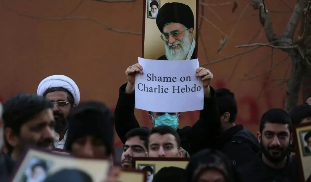 Iraníes protestan frente a la embajada francesa en Teherán.