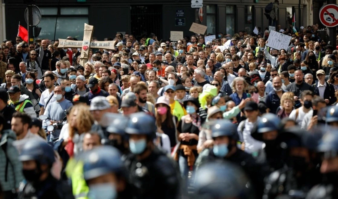 Sindicatos franceses protestan contra reforma de pensiones.