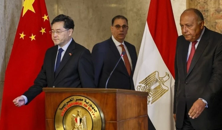 Momento de la conferencia de prensa conjunta de los cancilleres de China y Egipto en El Cairo.