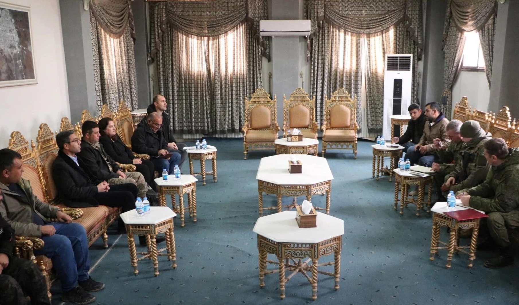 La Administración Autónoma Democrática del Éufrates durante su encuentro con la delegación rusa.