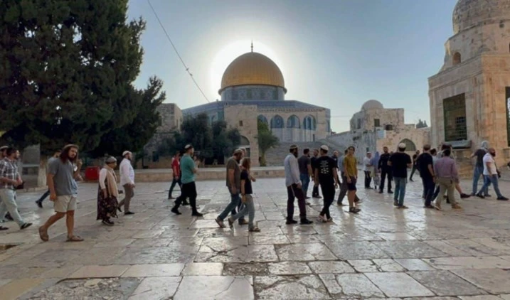 Colonos asaltan la Mezquita de Al-Aqsa.