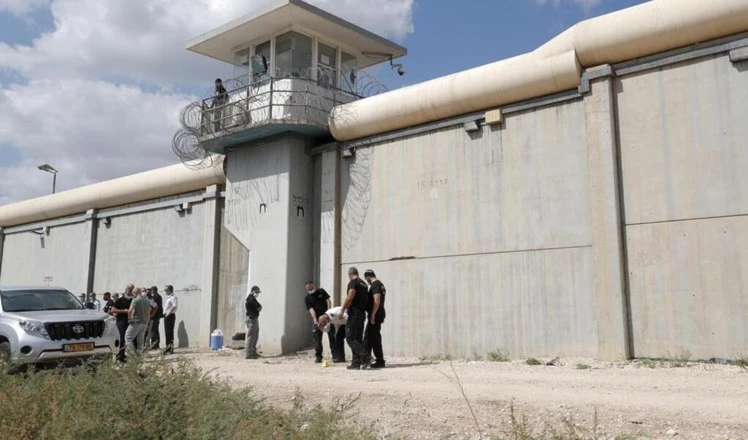 Ocupación israelí transfiere a 70 prisioneros palestinos de la cárcel