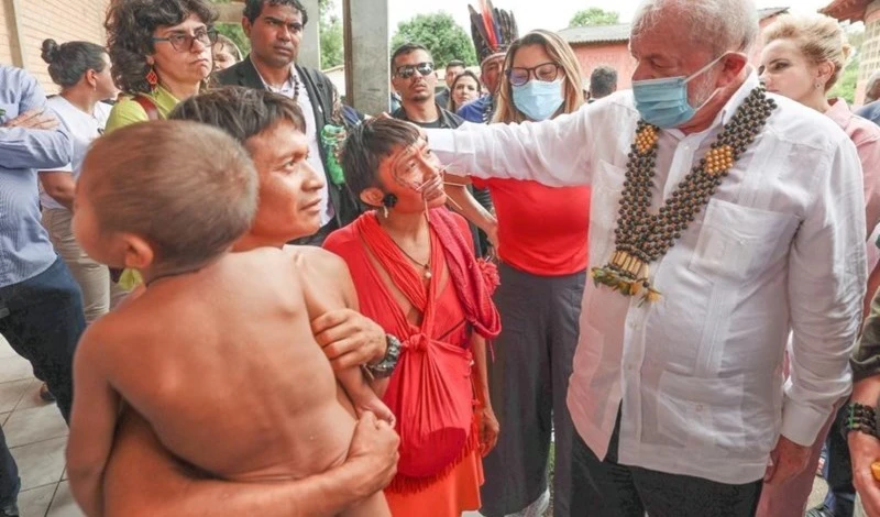 Lula saludos a indígenas brasileños.