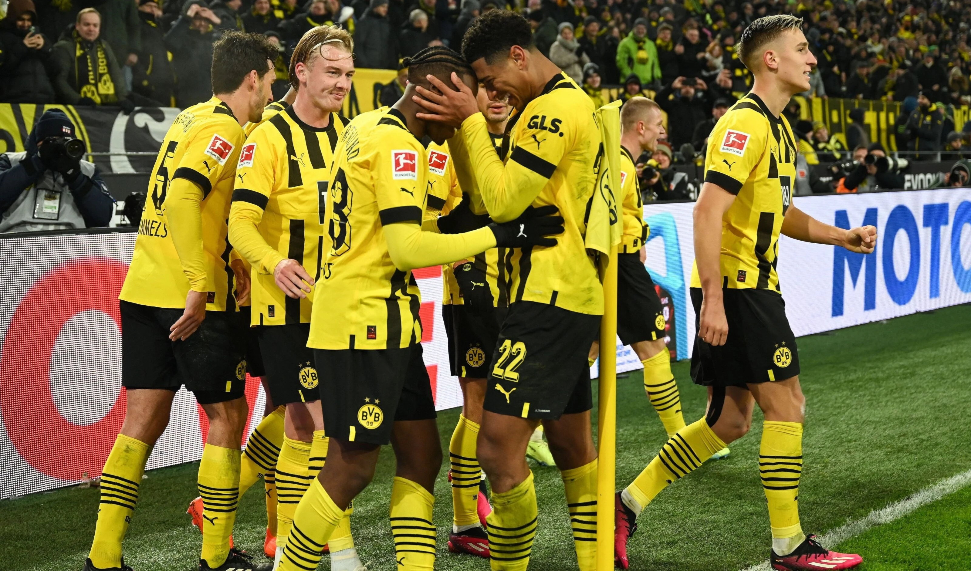 Dortmund y Leverkusen sonríen en fútbol de Alemania Dortmund y Leverkusen sonríen en fútbol de Alemania