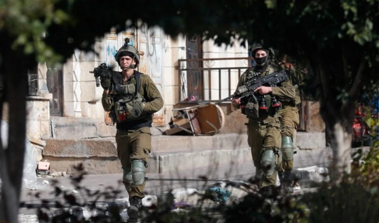 Soldados israelíes irrumpen en Yenín.