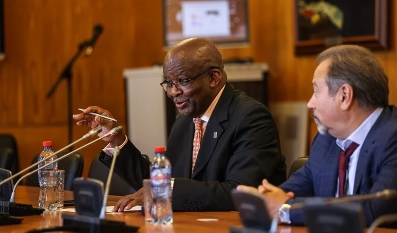 El embajador sudafricano en Moscú, Mzuvukile Jeff Maqetuka, en la Universidad de San Petersburgo.