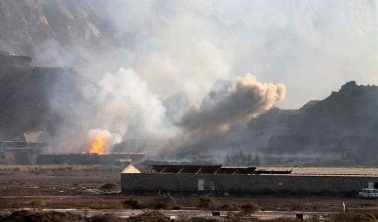 Arabia Saudita bombardea las zonas fronterizas y residenciales de Yemen, denunció el ministerio de Derechos Humanos de Sana. Arabia Saudita bombardea las zonas fronterizas y residenciales de Yemen, denunció el ministerio de Derechos Humanos de Sana.