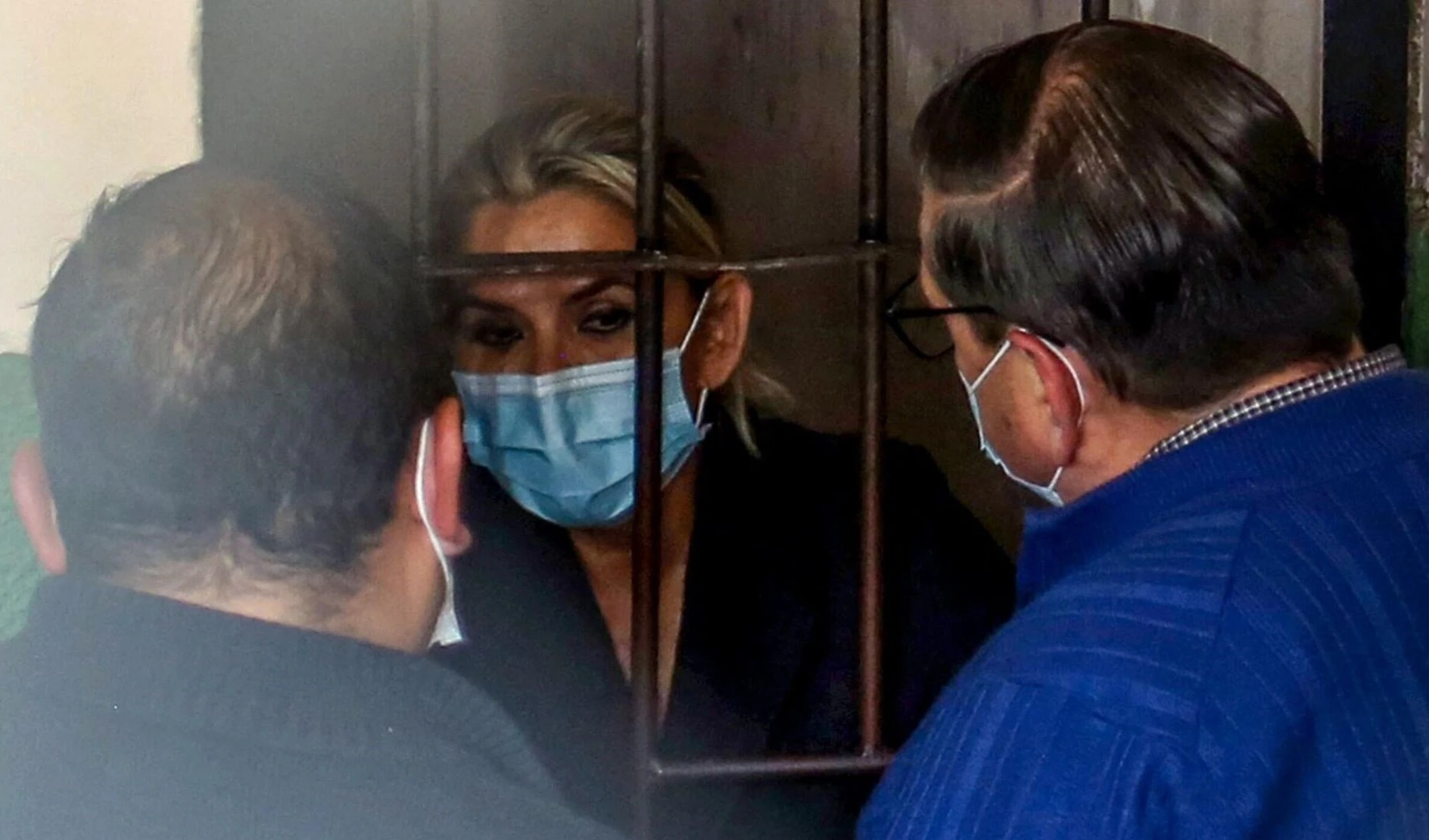 Jeanine Áñez (al centro) en prisión.