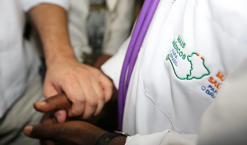 Determinan recontratación de médicos cubanos atacados por Bolsonaro