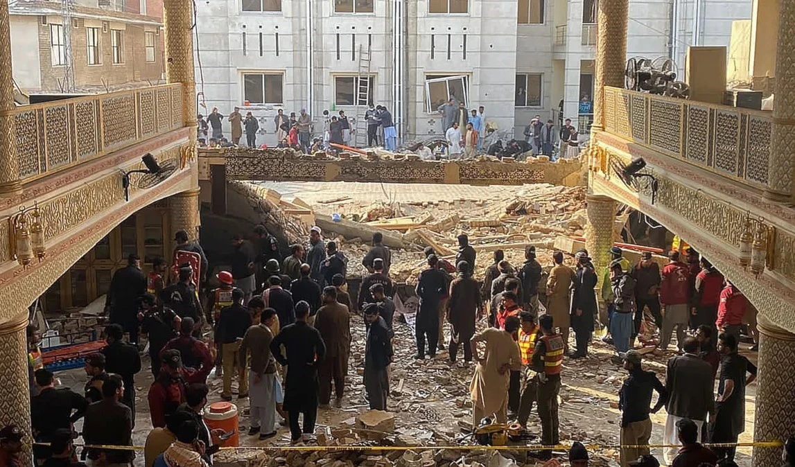 El atentado ocurrió dentro de una mezquita donde rezaban más de 300 fieles. El atentado ocurrió dentro de una mezquita donde rezaban más de 300 fieles.