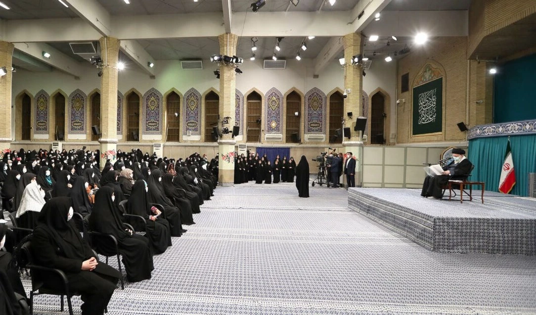 Líder Supremo iraní recibe a mujeres destacadas en diversos ámbitos.