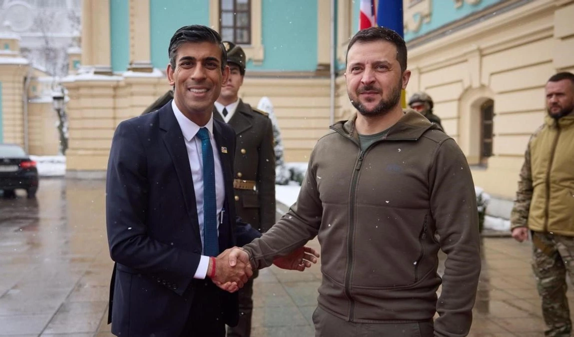 Encuentro entre el primer ministro británico y el presidente ucraniano Volodymyr Zelensky (derecha).