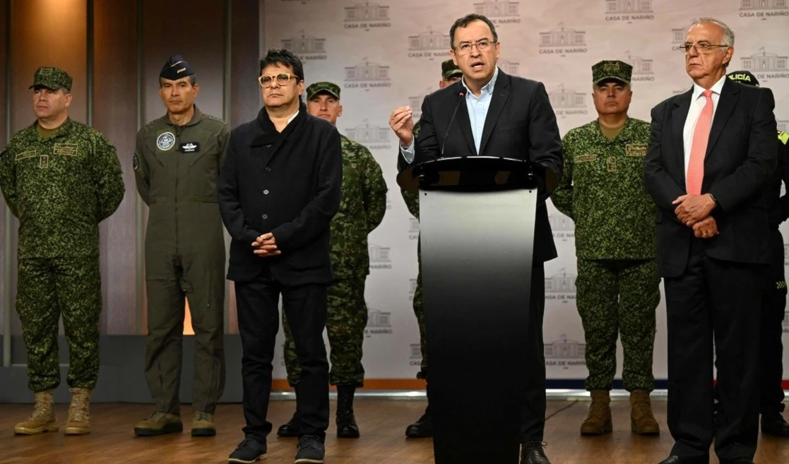 El ministro colombiano del Interior, Alfonso Prada, junto al Alto Comisionado para la paz, Danilo Rueda, y el ministro de Defensa, Iván Velásquez. Foto: AFP