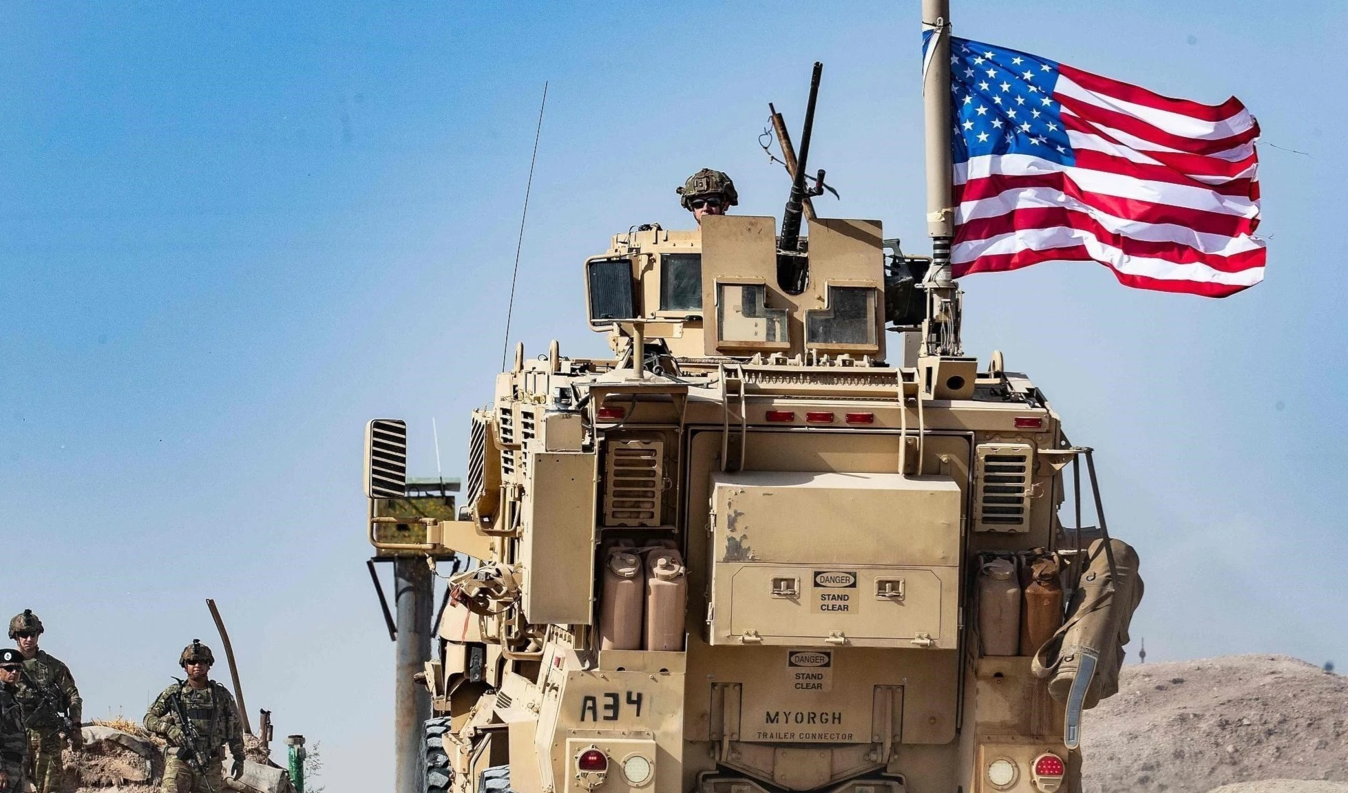 Vehículos militares estadounidenses custodian el traslado de petróleo sirio hacia Irak. Vehículos militares estadounidenses custodian el traslado de petróleo sirio hacia Irak.