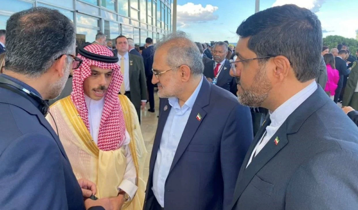 El vicepresidente iraní para Asuntos Parlamentarios, Muhammad Hosseini y el canciller saudita, Faisal bin Farhan, durante su encuentro en Brasil.