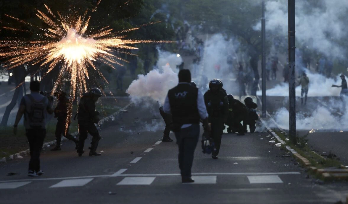 Bolivia: Grupos de derecha continúan violentas protestas en Santa Cruz