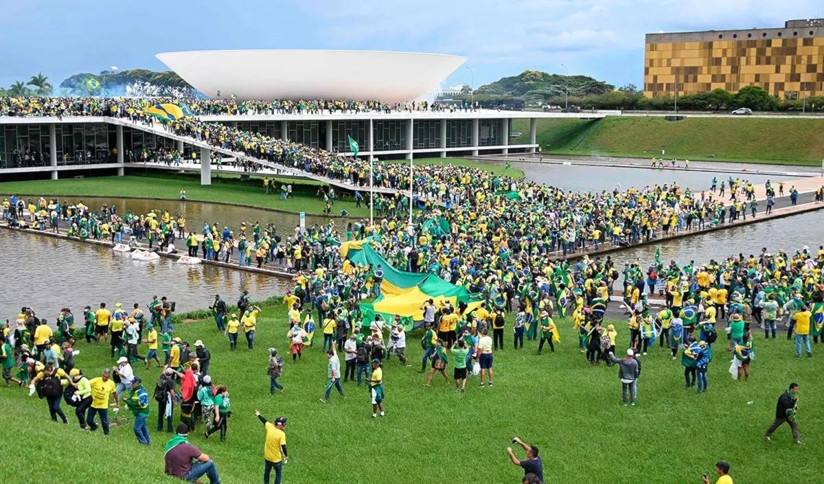 Partidarios del expresidente Jair Bolsonaro asaltan Congreso de Brasil