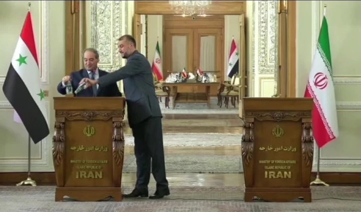 El ministro de Relaciones Exteriores de Irán, Hossein Amir Abdullahian (derecha), y su homólogo sirio, Faisal al Miqdad.