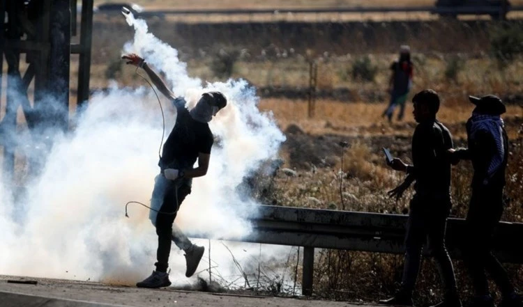 Combatientes de la resistencia abrieron fuego contra el asentamiento de Karmi Zur.