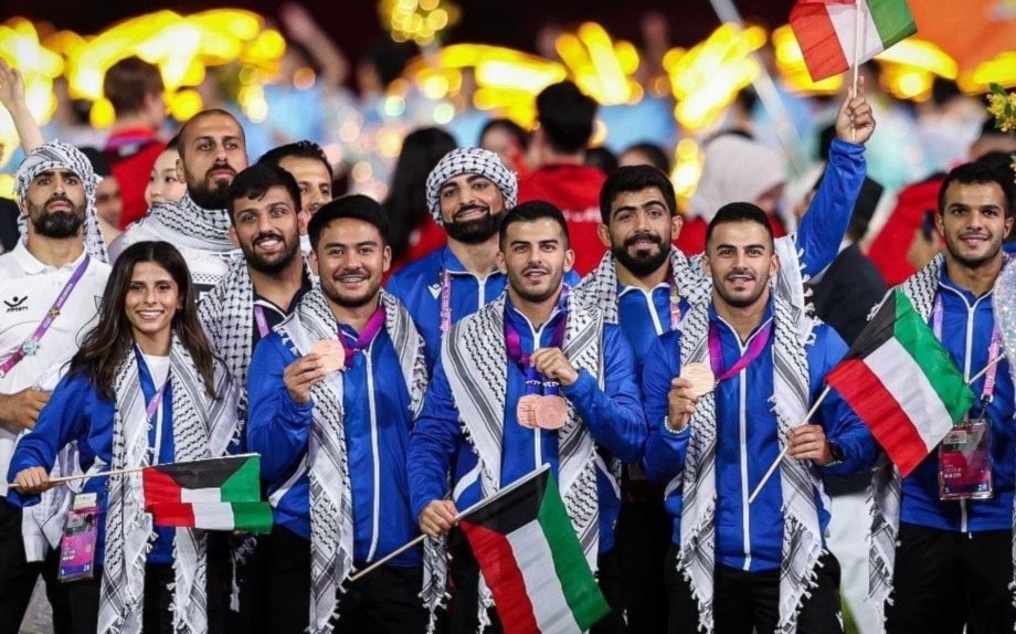La delegación de Kuwait desfiló en la ceremonia de clausura luciendo la keffiyeh palestina.