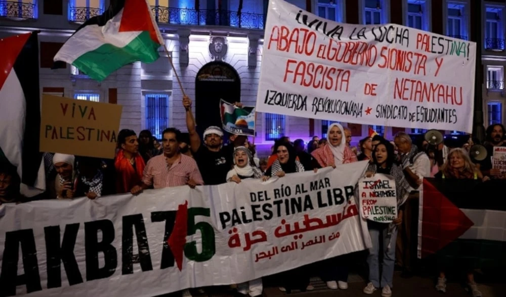 Manifestantes reunidos frente a la sede del gobierno de Madrid portaron banderas y pidieron libertad para Palestina. Manifestantes reunidos frente a la sede del gobierno de Madrid portaron banderas y pidieron libertad para Palestina.