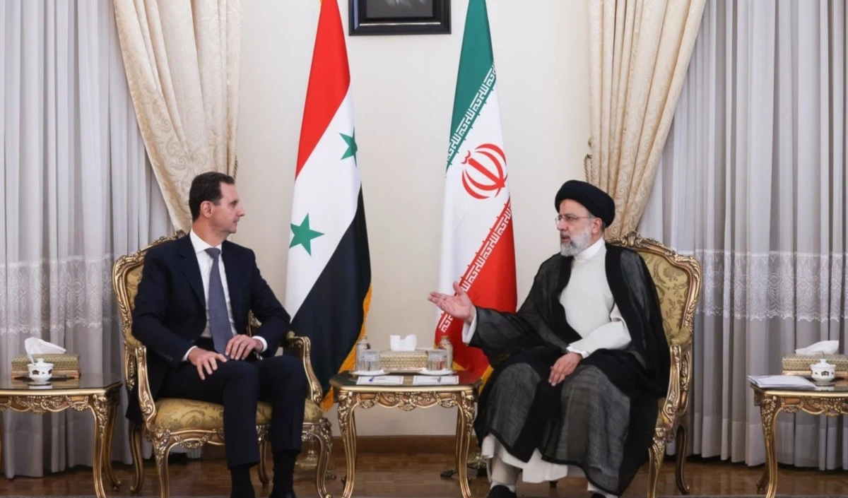 El presidente de Irán, Ebrahim Raisi (derecha), y su homólogo sirio, Bashar al-Assad.
