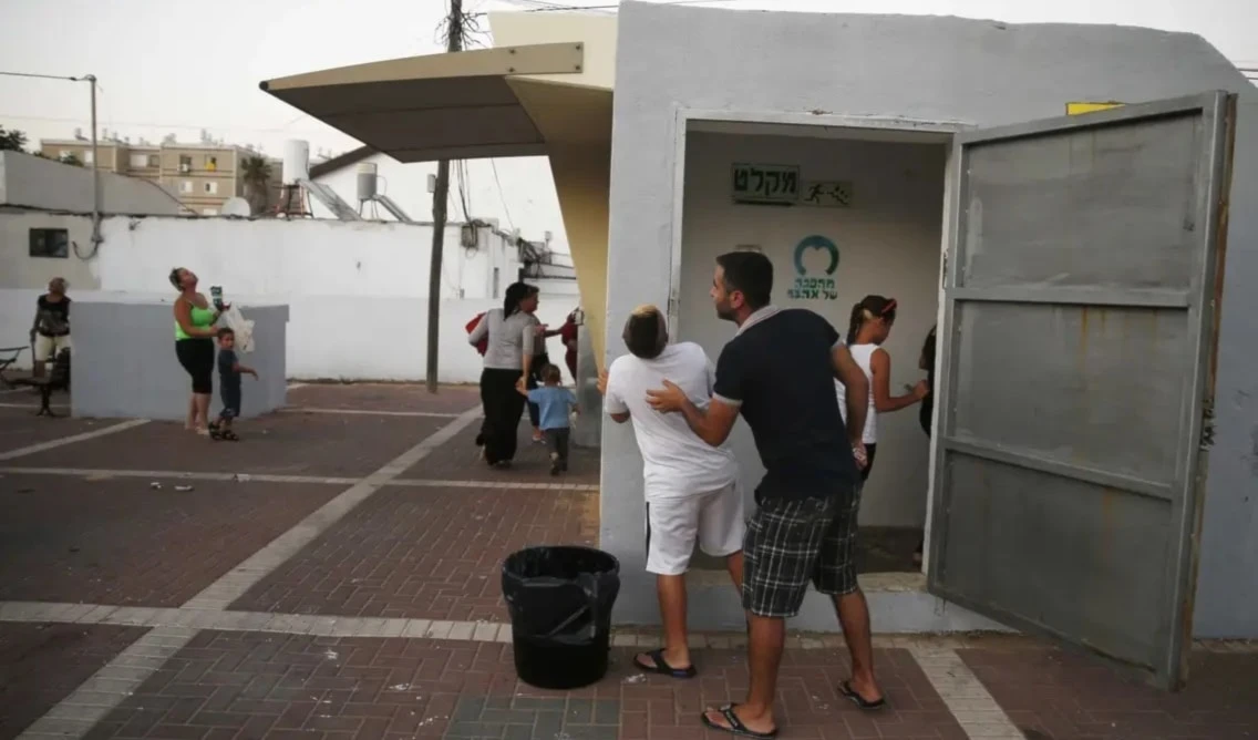 Colonos huyen de sus residencias próximas a la Franja de Gaza.