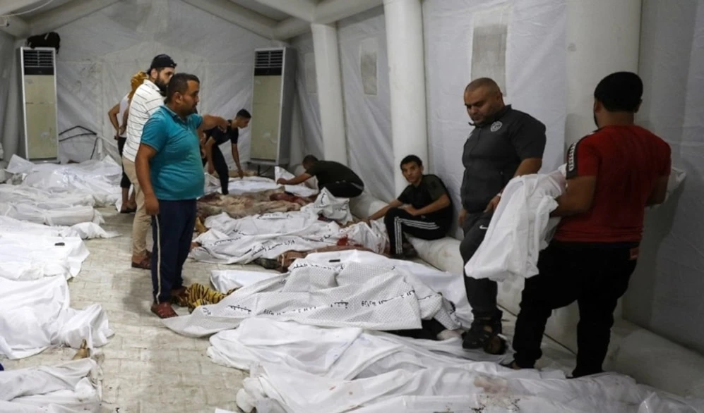 Las bombas israelíes cayeron sobre las más de cinco mil personas que buscaron refugio seguro en el Hospital Al-Maamadani Bautista en el centro de Gaza. Las bombas israelíes cayeron sobre las más de cinco mil personas que buscaron refugio seguro en el Hospital Al-Maamadani Bautista en el centro de Gaza.