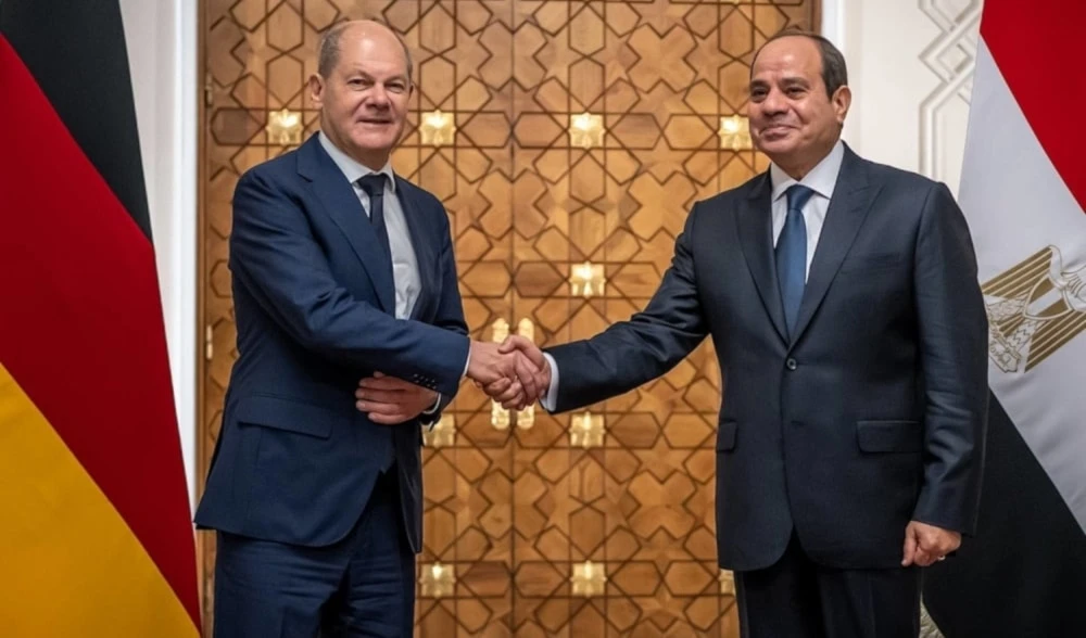 El presidente de Egipto, Abdel Fattah El SIsi, recibe al canciller alemán Olaf Scholz.