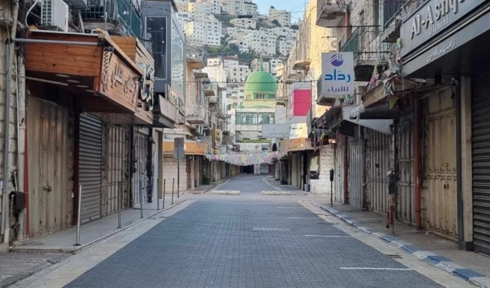 Los comercios permanecen cerrados en las calles de Cisjordania ocupada.