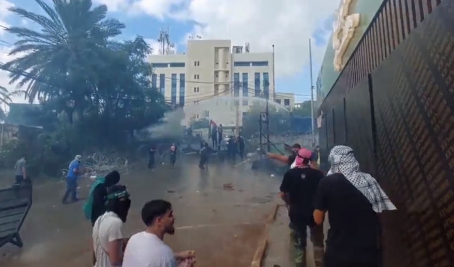 La policía lanzó bombas lacrimógenas contra los manifestantes que apoyaban a Palestina. 