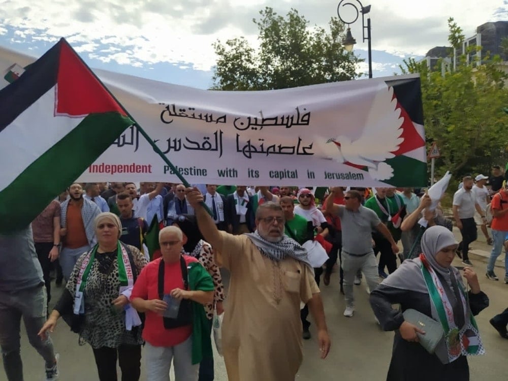 Manifestantes argelinos congregados frente a la sede de la Unión General de Trabajadores, en Argel, denunciaron las brutales agresiones de “Israel” a la Franja de Gaza.