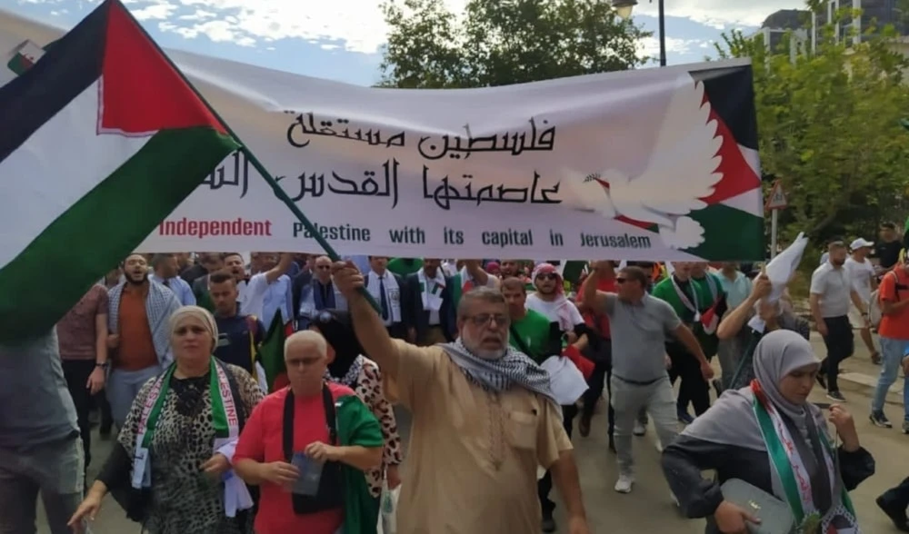 Manifestantes argelinos congregados frente a la sede de la Unión General de Trabajadores, en Argel, denunciaron las brutales agresiones de “Israel” a la Franja de Gaza.