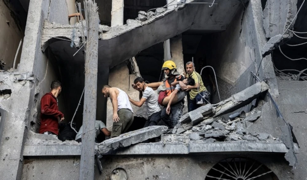 Palestinos rescatan a las víctimas de los ataques israelíes.