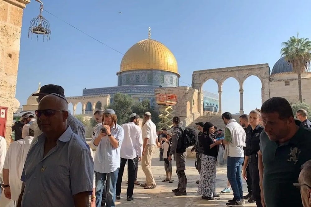 Colonos israelíes asaltan la mezquita de Al-Aqsa.