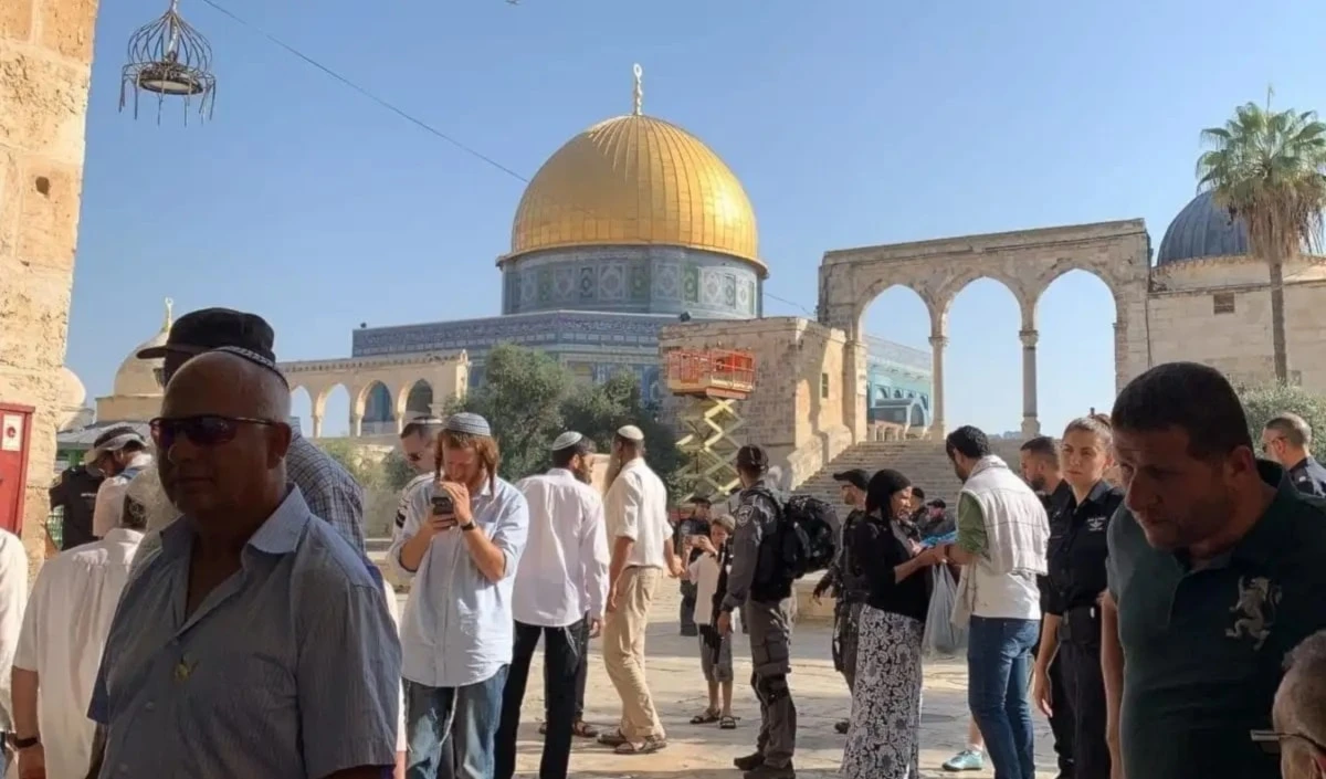 Colonos israelíes asaltan la mezquita de Al-Aqsa.