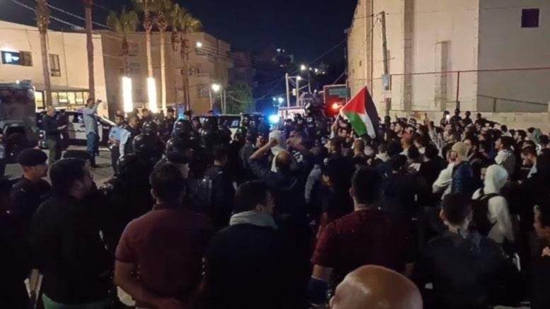 En Jordania airados manifestaciones prendieron fuego a la puerta de la representación de la ocupación e intentaron penetrar.