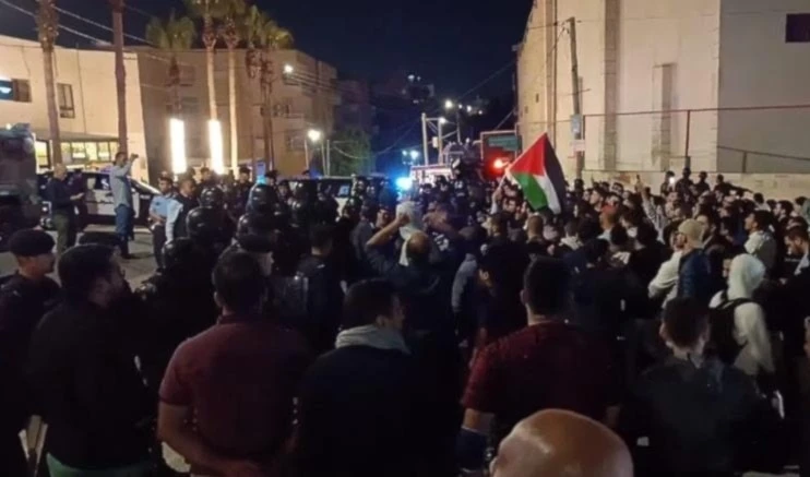En Jordania airados manifestaciones prendieron fuego a la puerta de la representación de la ocupación e intentaron penetrar. En Jordania airados manifestaciones prendieron fuego a la puerta de la representación de la ocupación e intentaron penetrar.
