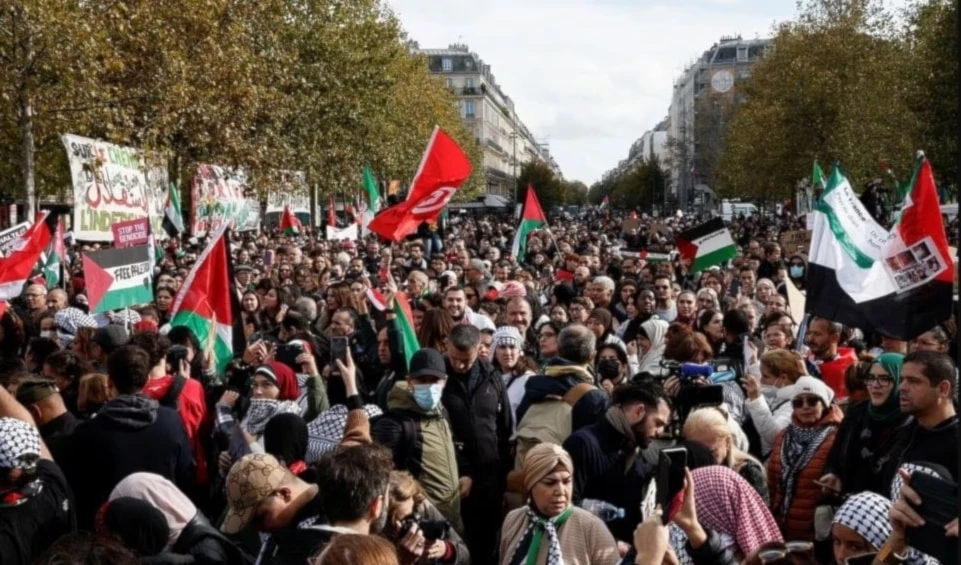 Decenas de miles de personas se manifestaron en París en apoyo a Gaza Decenas de miles de personas se manifestaron en París en apoyo a Gaza