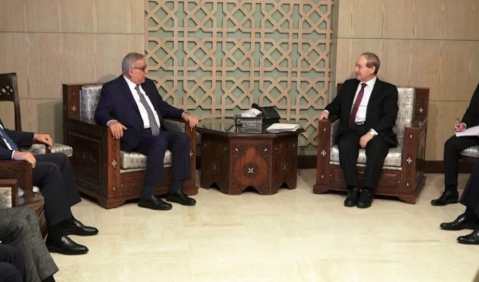 El ministro libanés de Asuntos Exteriores y Emigrantes, Abdullah Bou Habib, y su homólogo sirio, Faisal Al-Miqdad, sostuvieron su encuentro en Damasco.